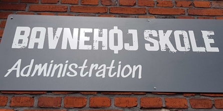 Skilt med administration på Bavnehøj Skole