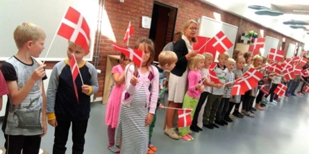 Børn med flag på første skoledag
