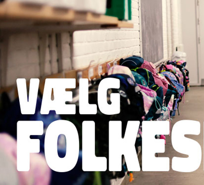Teksten 'Vælg folkeskolen' med et billede af børn i et dagtilbud