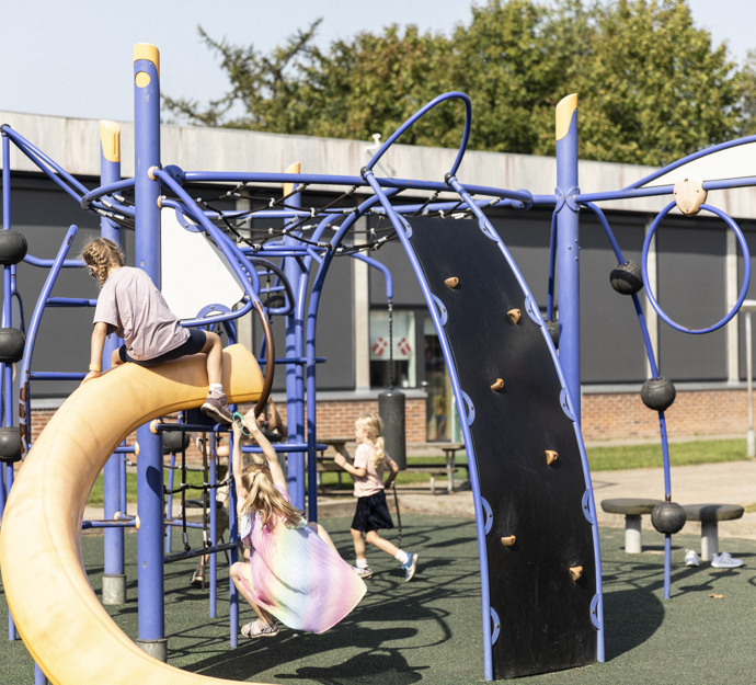 Børn, der leger i legestativerne på Bavnehøj Skole