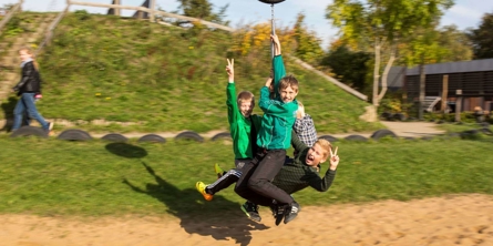 Drenge på svævebane - Bavnehøj Skole