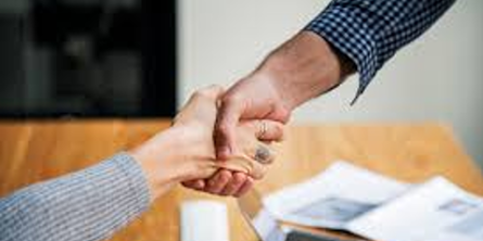 To voksne trykker hånd